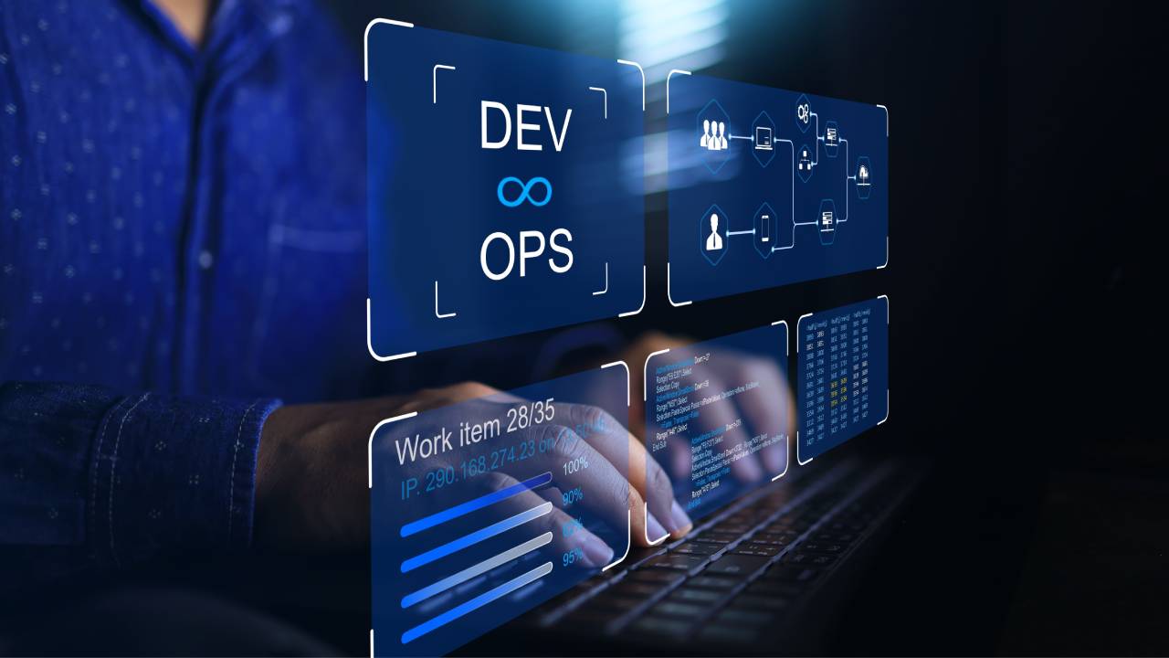 uomo-al-pc-digita-devops