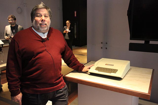 Steve Wozniak di fronte a un esemplare di Apple II