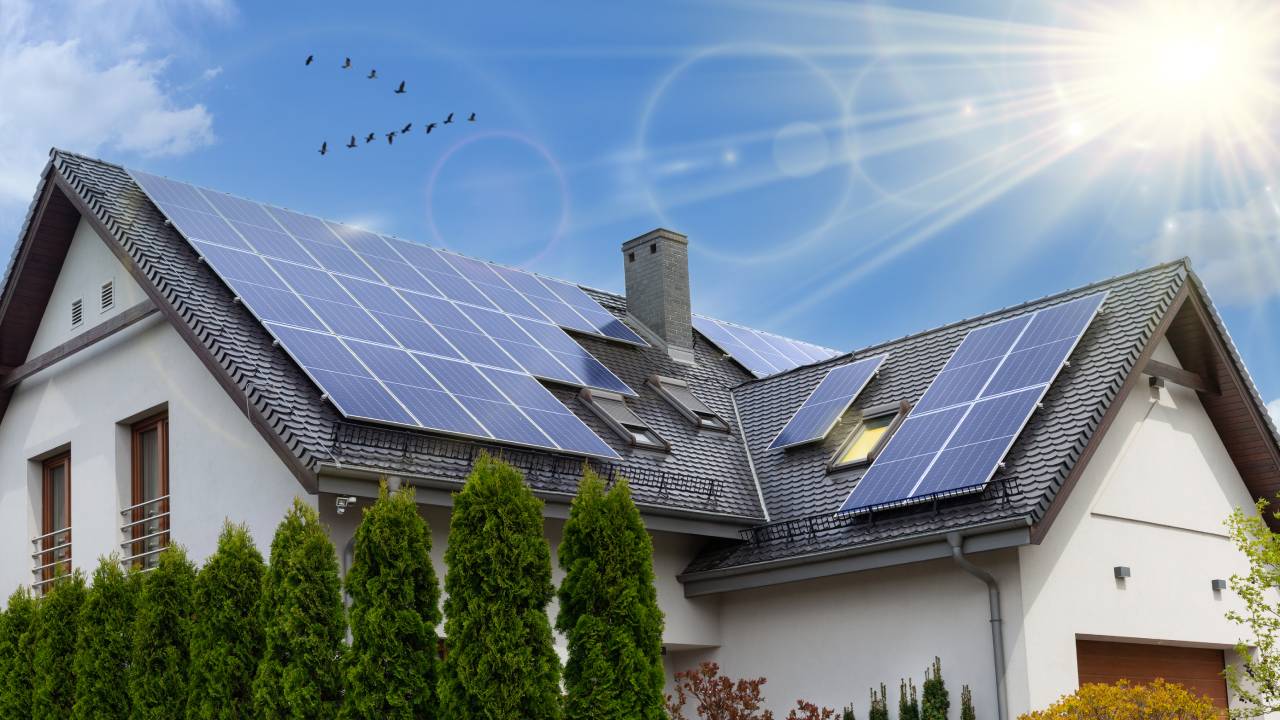 casa-con pannelli-solari-sul-tetto
