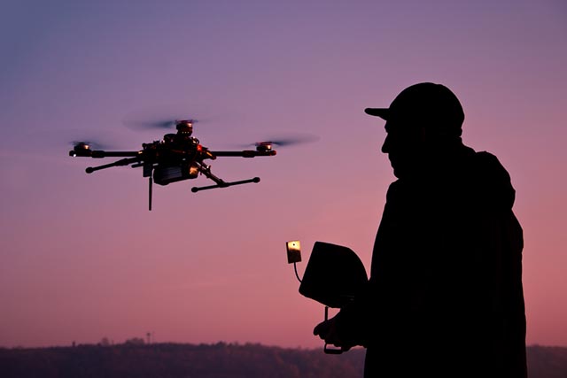 Drone in volo notturno