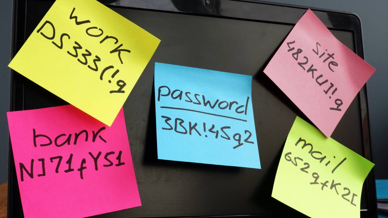 serie di password su post-it attaccati a monitor pc