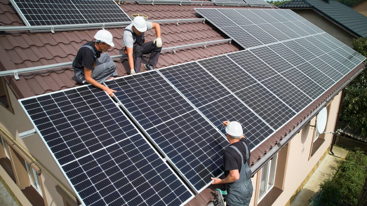 uomini-installano-sul-tetto-pannelli-solari