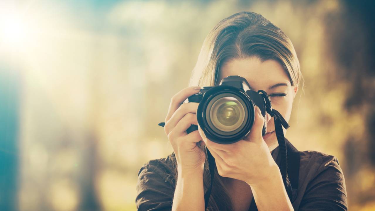 persona che fa fotografia