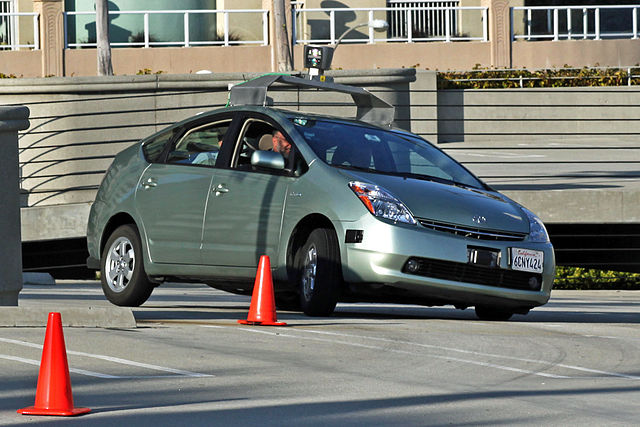 Una Google driveless car, macchina senza conducente realizzata dai Google X