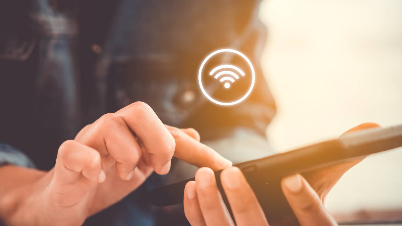 mani femminili attivano connessione wifi su smartphone