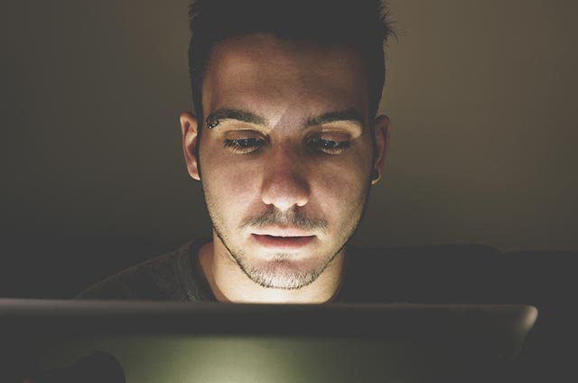 Ragazzo davanti a un laptop