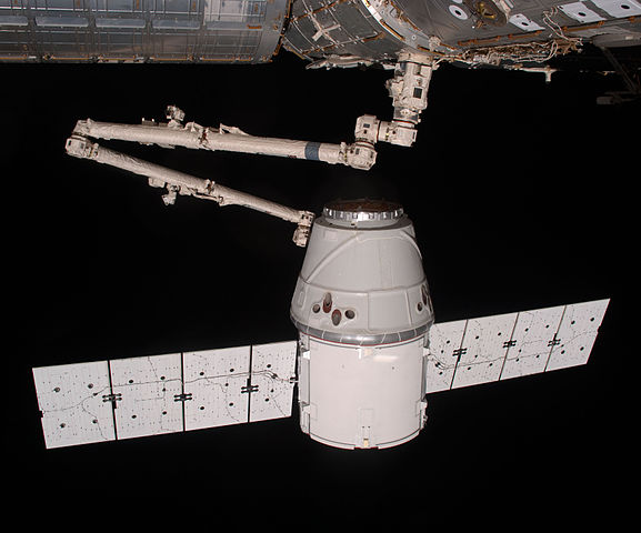 L'attracco della navicella Falcon alla Stazione Spaziale Internazionale