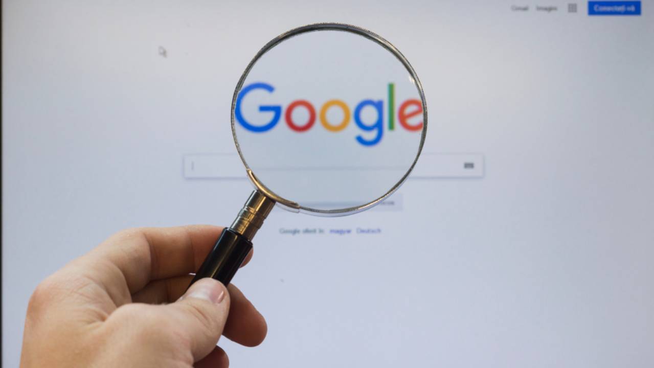 Google con lente di ingrandimento