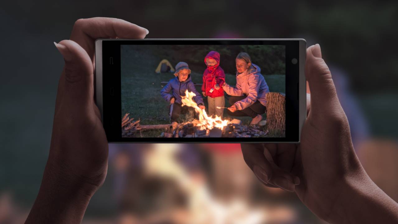 foto digitale di un falò con bambini