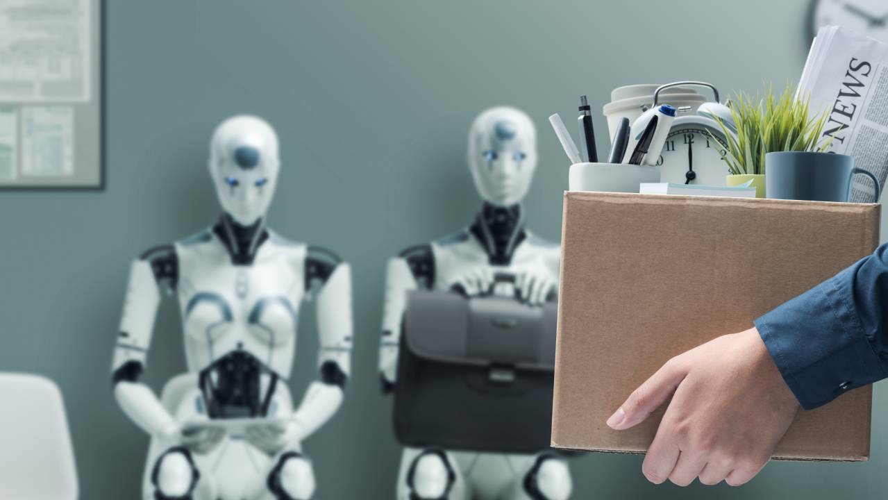 dettaglio lavoratrice che lascia il suo ufficio,
  sullo sfondo due robot in attesa di colloquio di lavoro