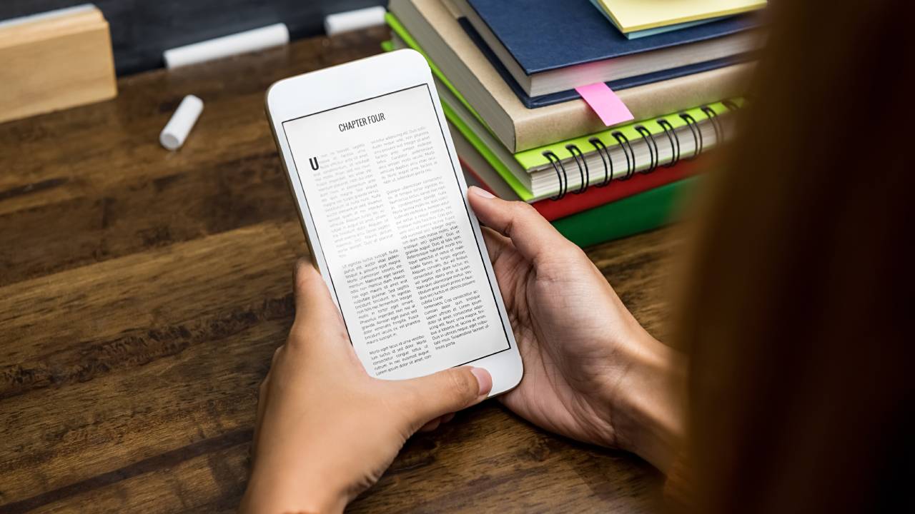 lettura-libro-sullo-smartphone