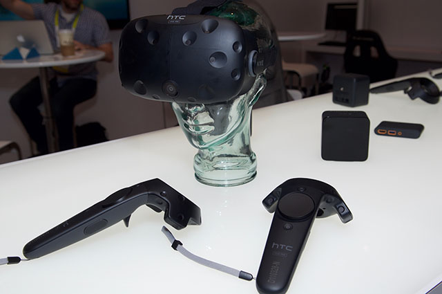 HTC Vive con joypad e altri accessori