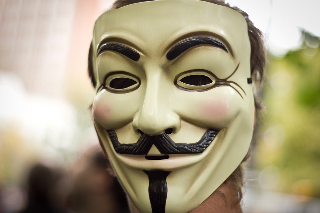 La maschera di Guy Fawkes è diventata la faccia di tutti coloro che si riconoscono negli ideali di Anonymous e degli indignatos