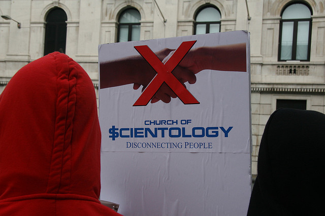 Un'immagine tratta da una manifestazione contro Scientology legata ad Anonymous