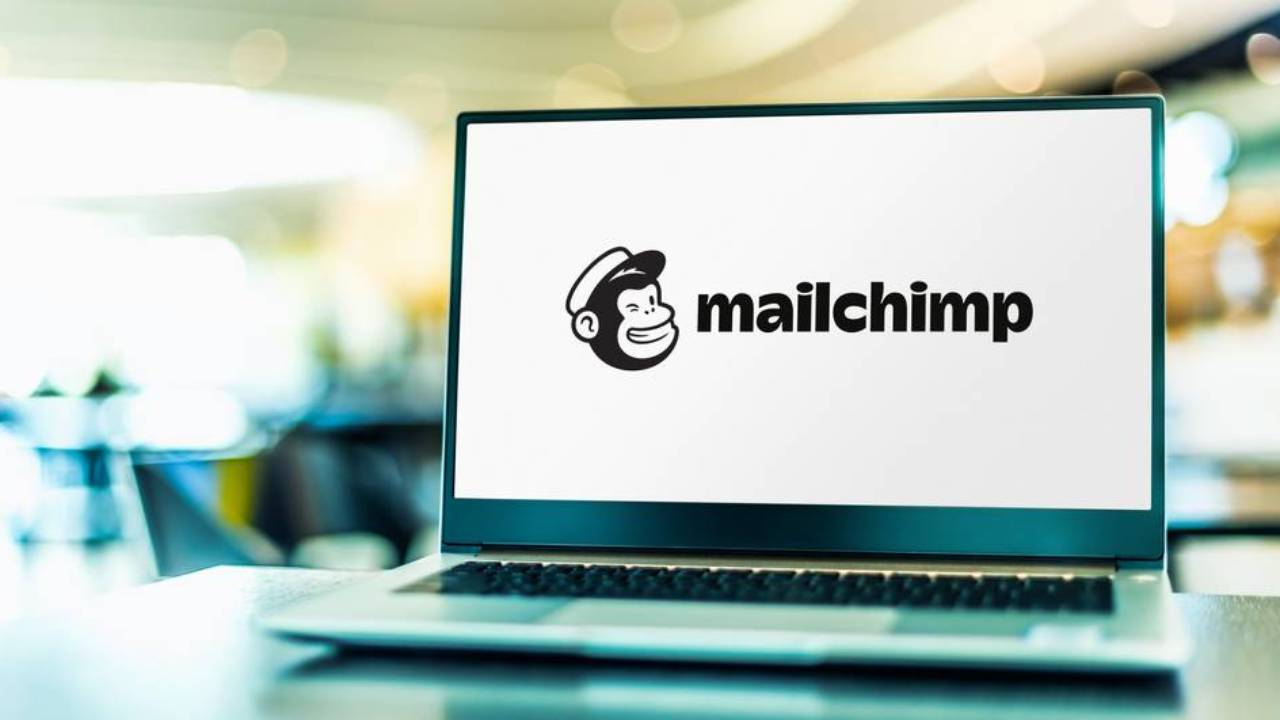 computer con schermata Mailchimp