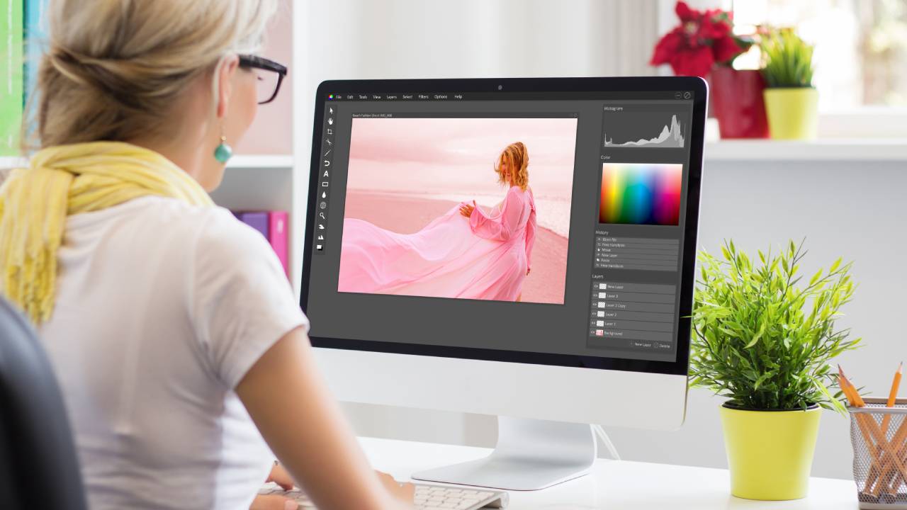 web designer al lavoro con photoshop