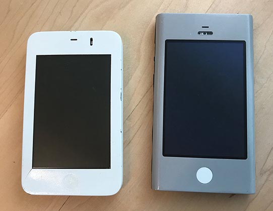 Due dei primi prototipi di iPhone