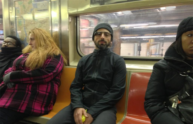 Sergey Brin nella metro di New York indossando i Google Glass