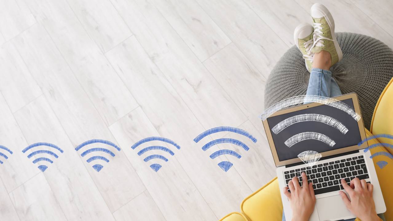 ragazza sul divano con pc e simbolo del wifi