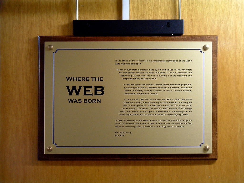 La targa commemorativa che si trova fuori dall'ufficio dove vennero gettate le basi per il Web