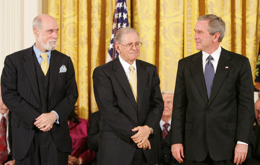 Vint Cerf e Bob Kahn con il Presidente George W. Bush