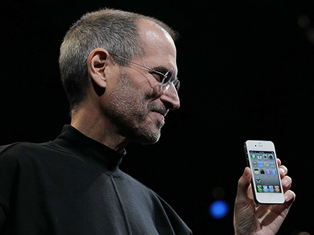 Steve Jobs con l'amato iPhone