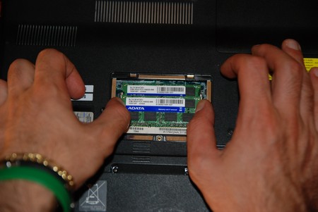 Per smontare le RAM, allargare le alette di plastica che tengono fermo il banco di RAM