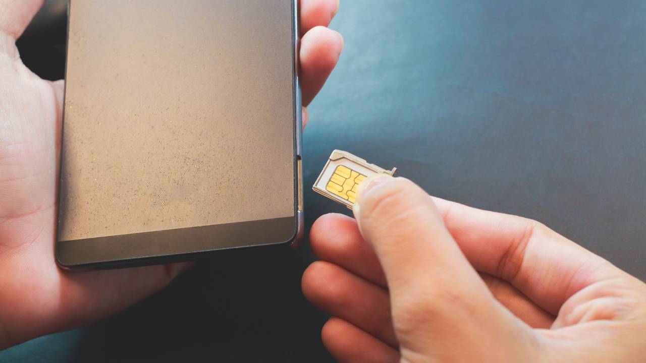 inserire sim card nello smartphone