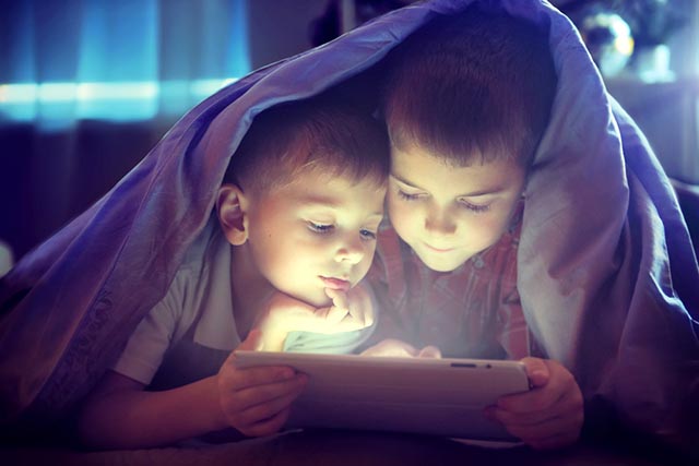 Bambini che guardano un film su iPad