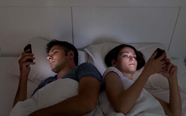 Con lo smartphone a letto