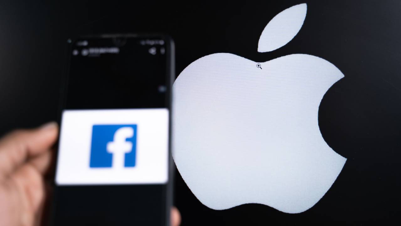Logo Apple e logo Facebook su smartphone
