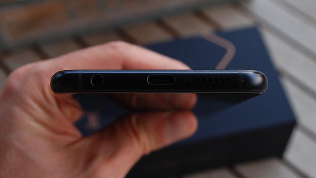 La parte inferiore dell'Asus Zenfone 4, con il connettore USB type-C, jack da 3,5 mm e speaker principale