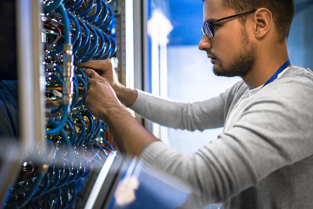 Sistemista a lavoro su supercomputer