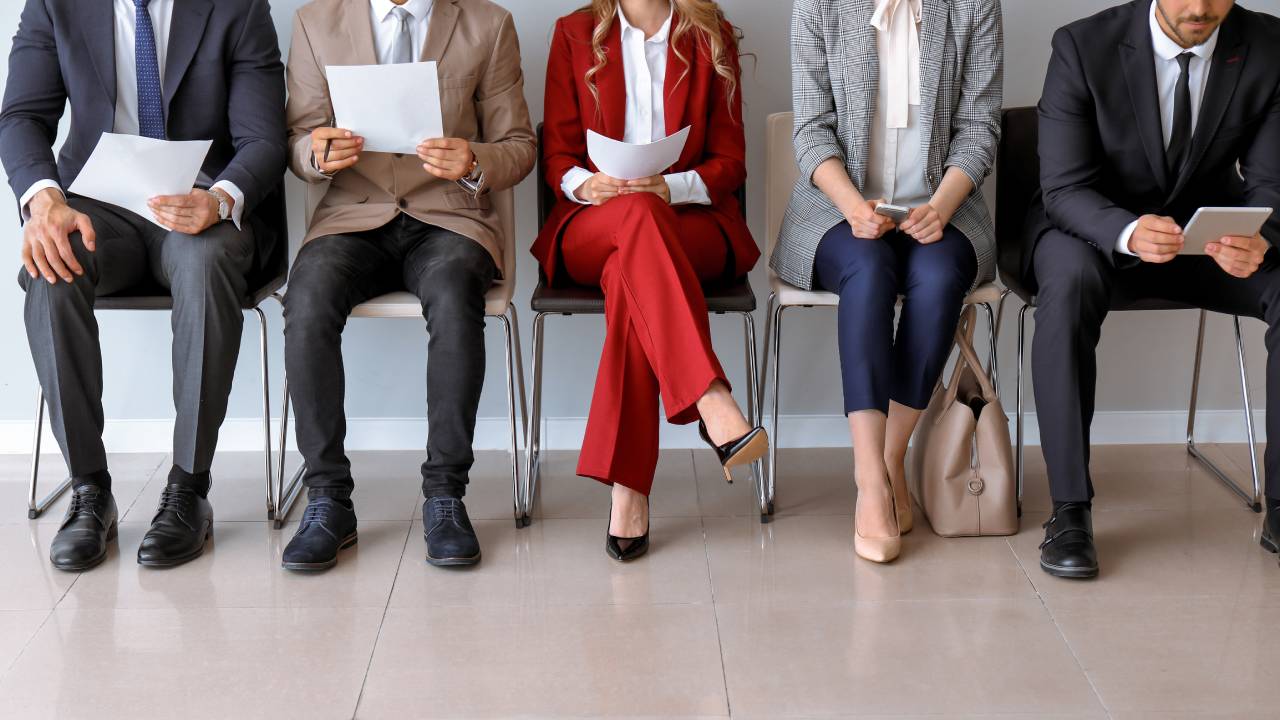 persone in attesa di un colloquio di lavoro