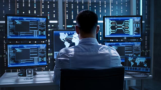 Esperto di sicurezza informatica a lavoro