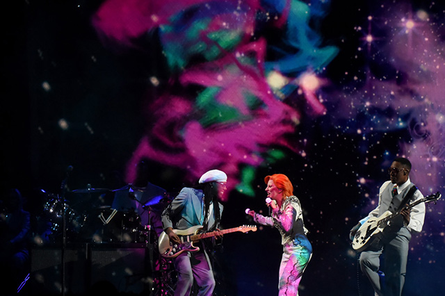 L'ologramma di David Bowie prende forma sul palco dello Staples Center